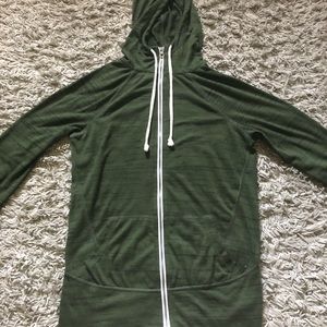 A dark green , thin zip up sweater 💚.